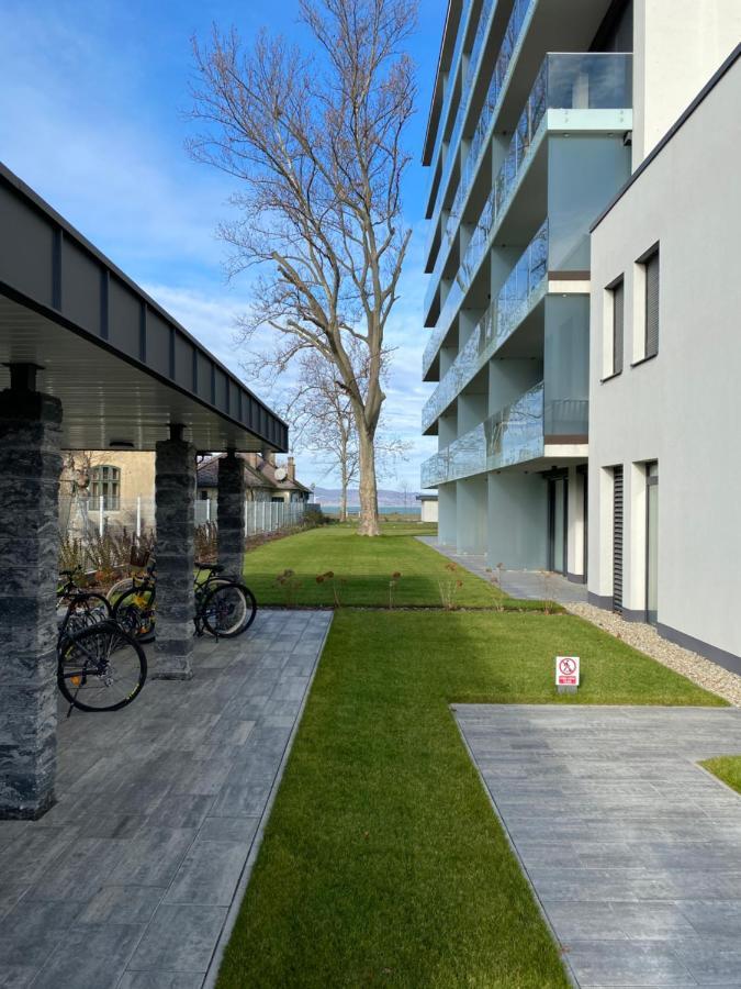 Bonnie-Premium Lelle Waterfront Private Apartment Balatonlelle Exterior photo