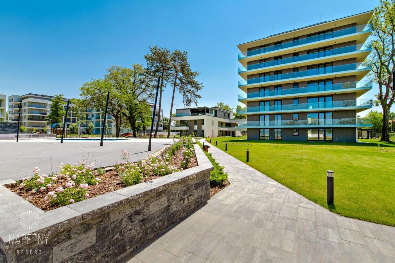 Bonnie-Premium Lelle Waterfront Private Apartment Balatonlelle Exterior photo